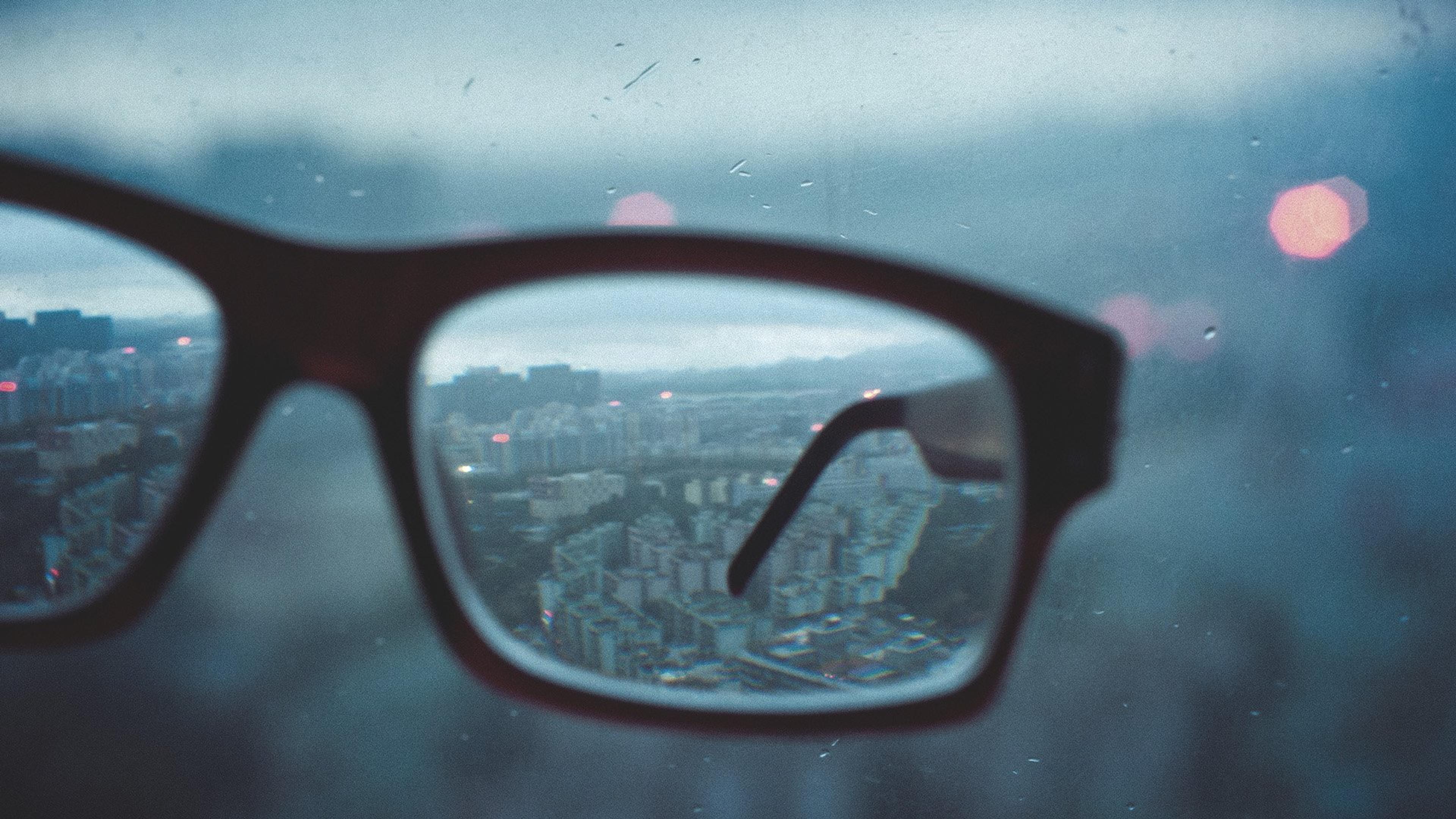 Briller hvor du ser en by i det fjerne bli tydelig gjennom brillene