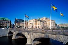 Store bygninger og en bro med flere svenske flagg