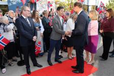 Kronprinsen håndhilser på ordføreren