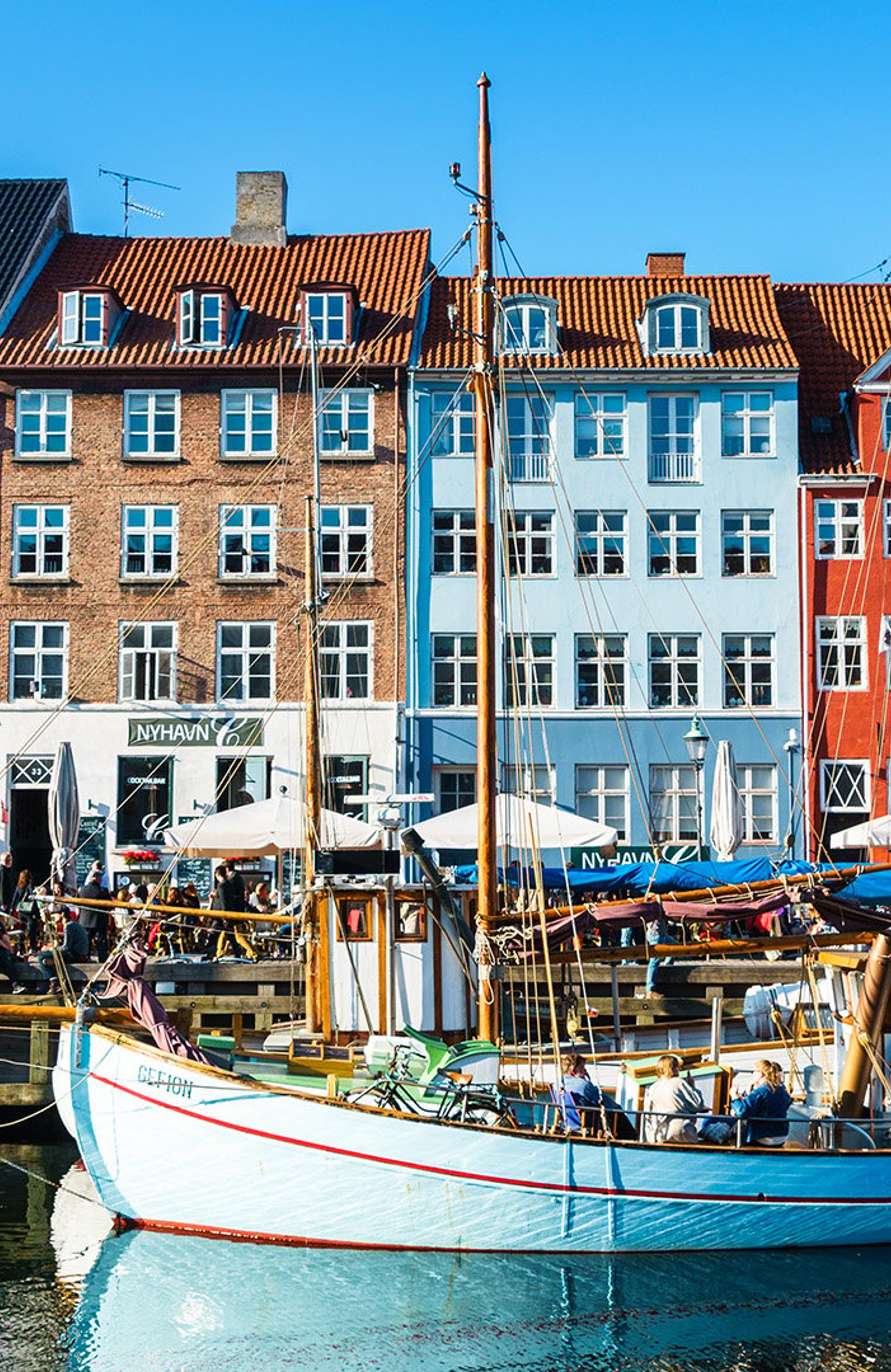Nyhavn med båter i kanalen