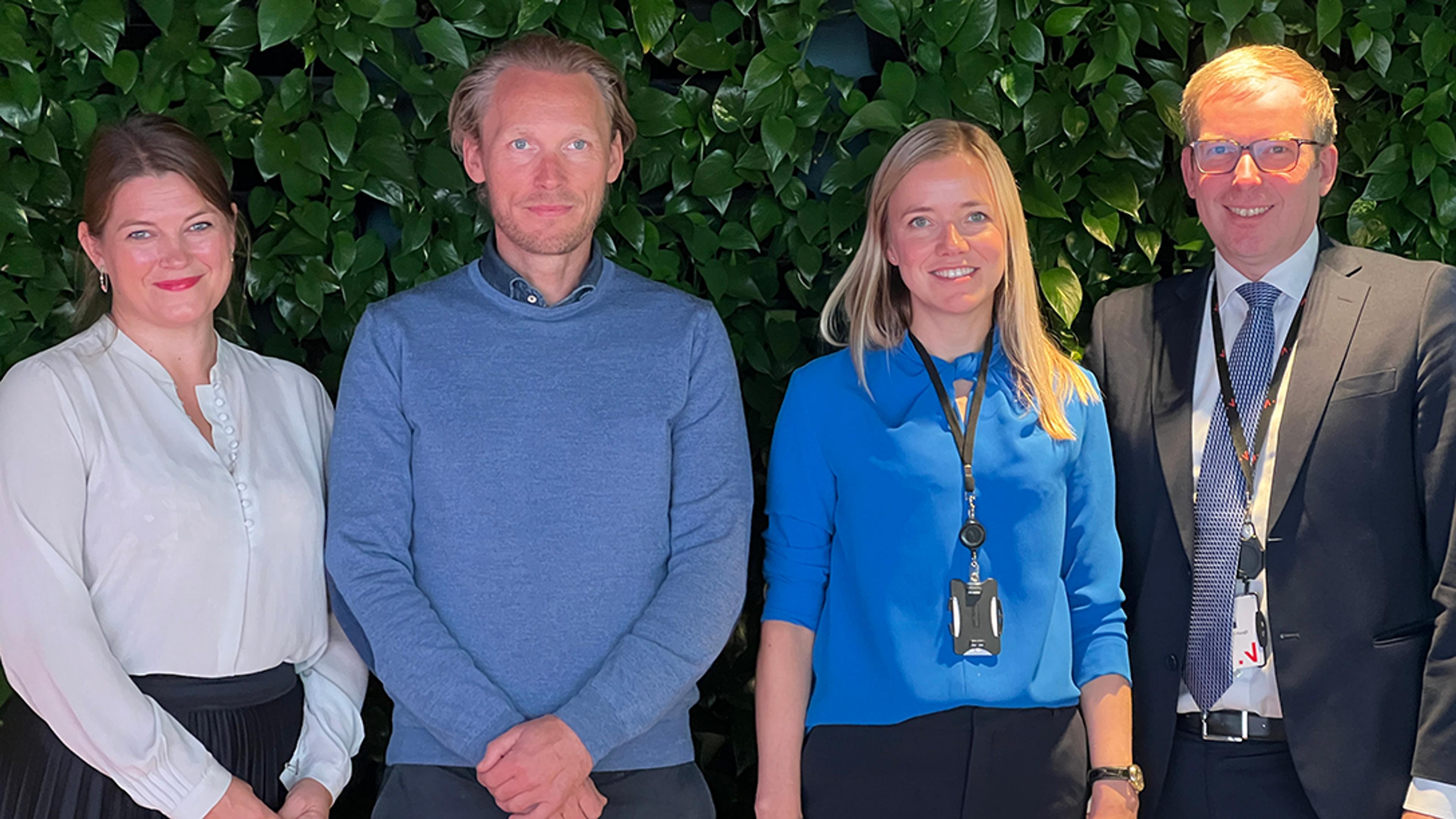 To av medlemmene i låneteamet, Carsten Werner og Camilla Albertsen Groth, sammen med næringsminister Cecilie Myrseth og adm.dir. Håkon Haugli.