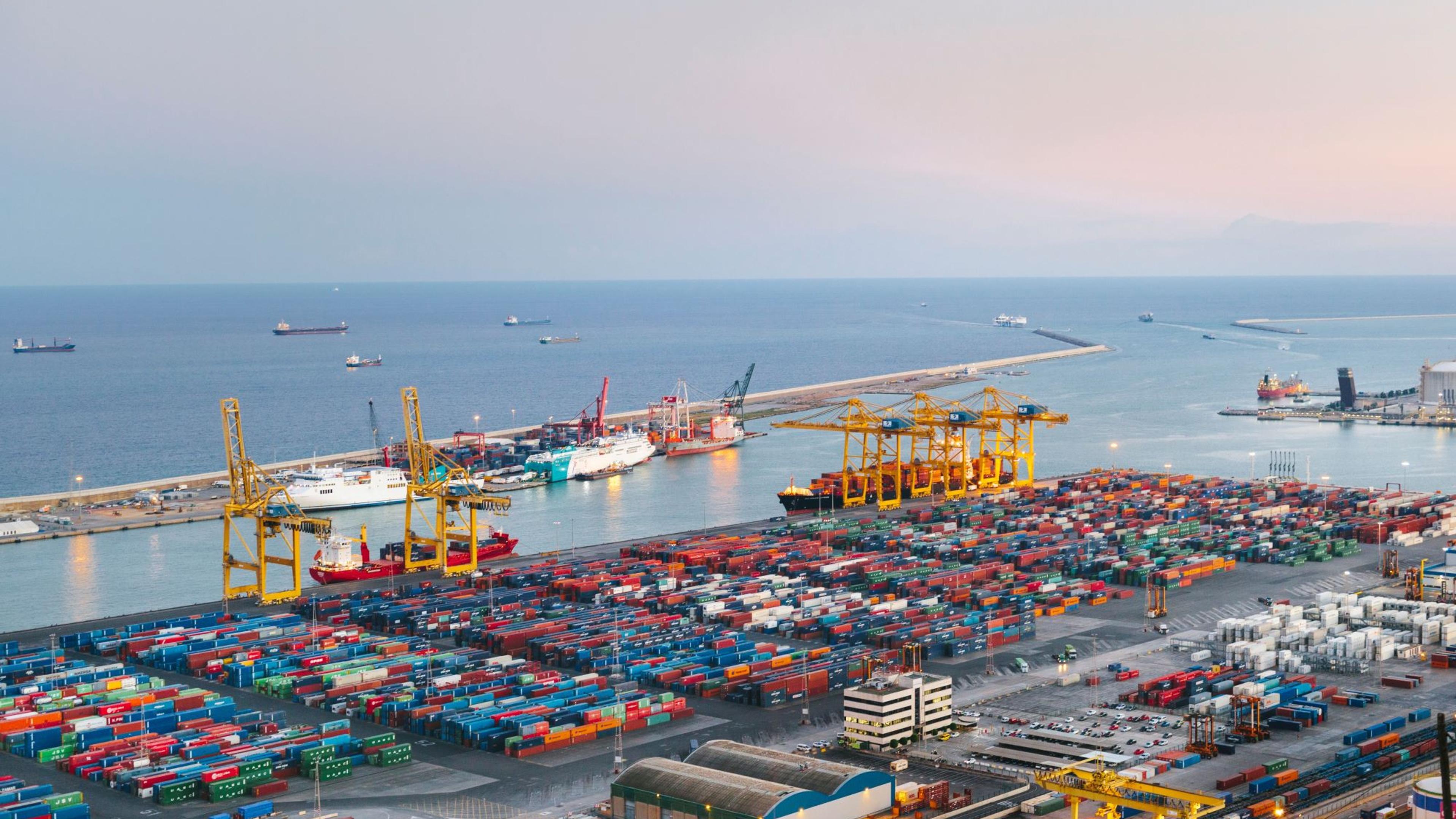 Flere av landene i Sør-Europa satser på grønn omstilling av skipsfarten. Det kan bety eksportmuligheter for norsk næringsliv. Her fra havneområdet i Barcelona i Spania.