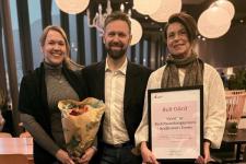 To kvinner og en mann viser fram diplom for Bedriftsutviklingsprisen i landbruket