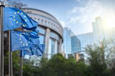 3 EU-flagg vaier i vinden i Brüssel