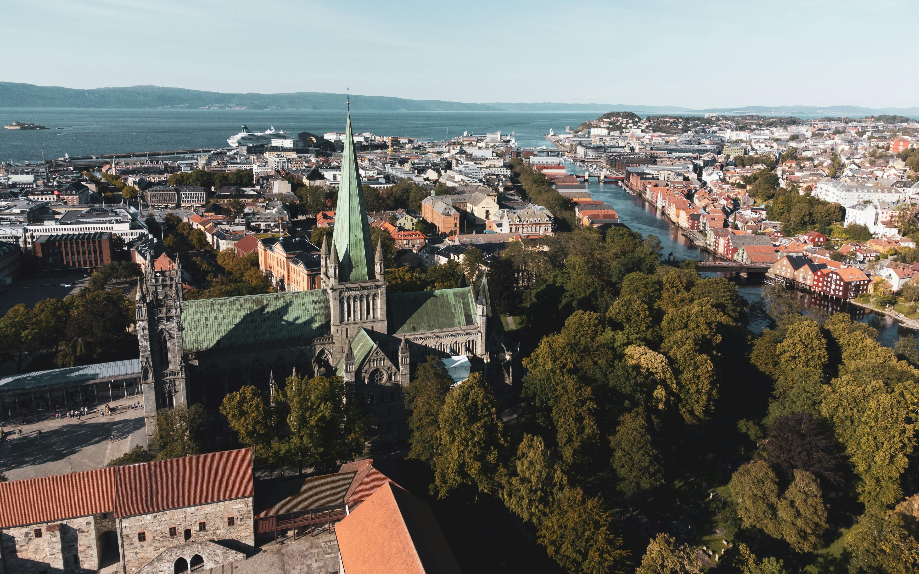 Nidarosdomen i Trondheim sett fra lufta