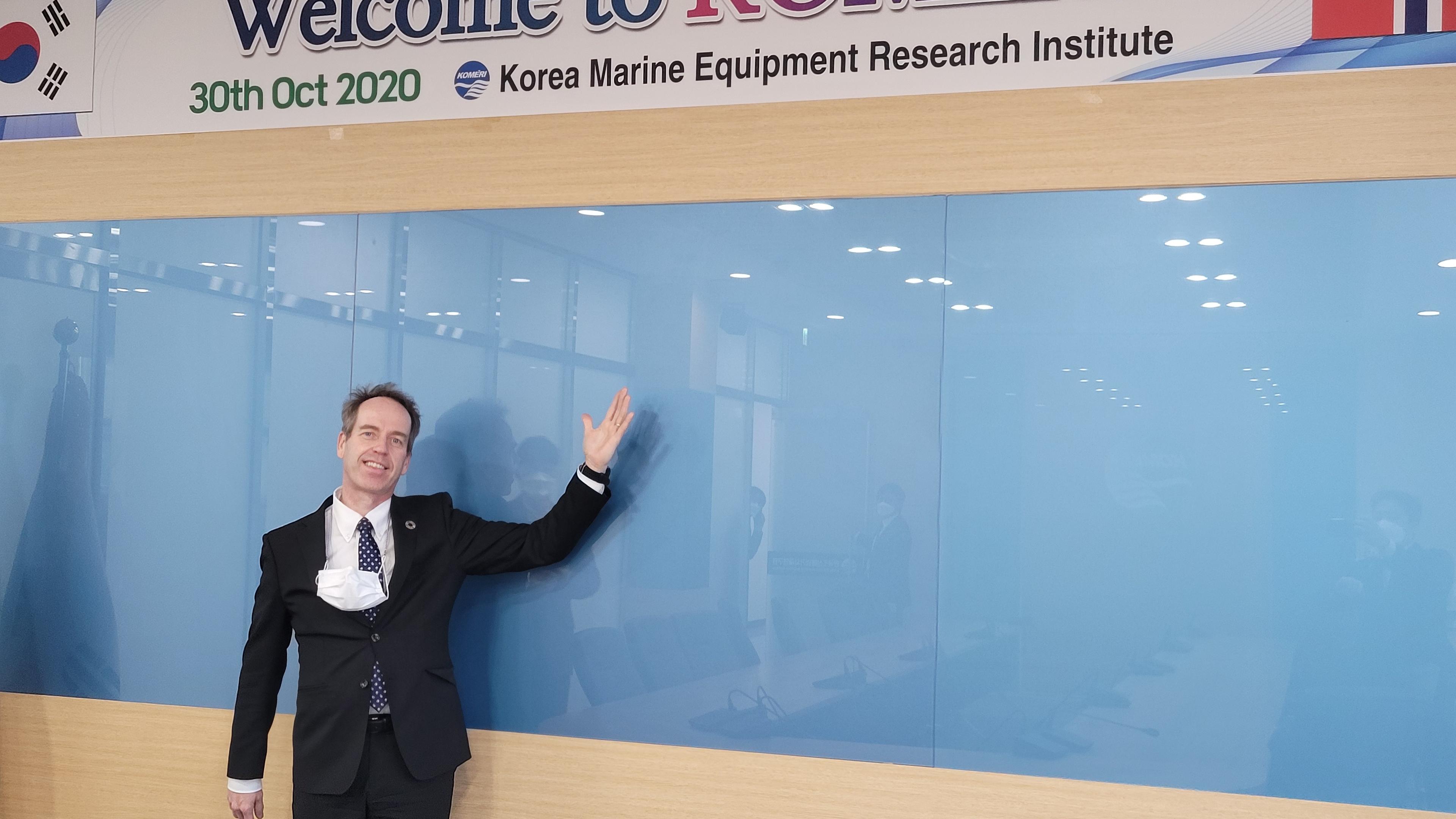 Svein Grandum foran Korea Marine Equipment Research Institute