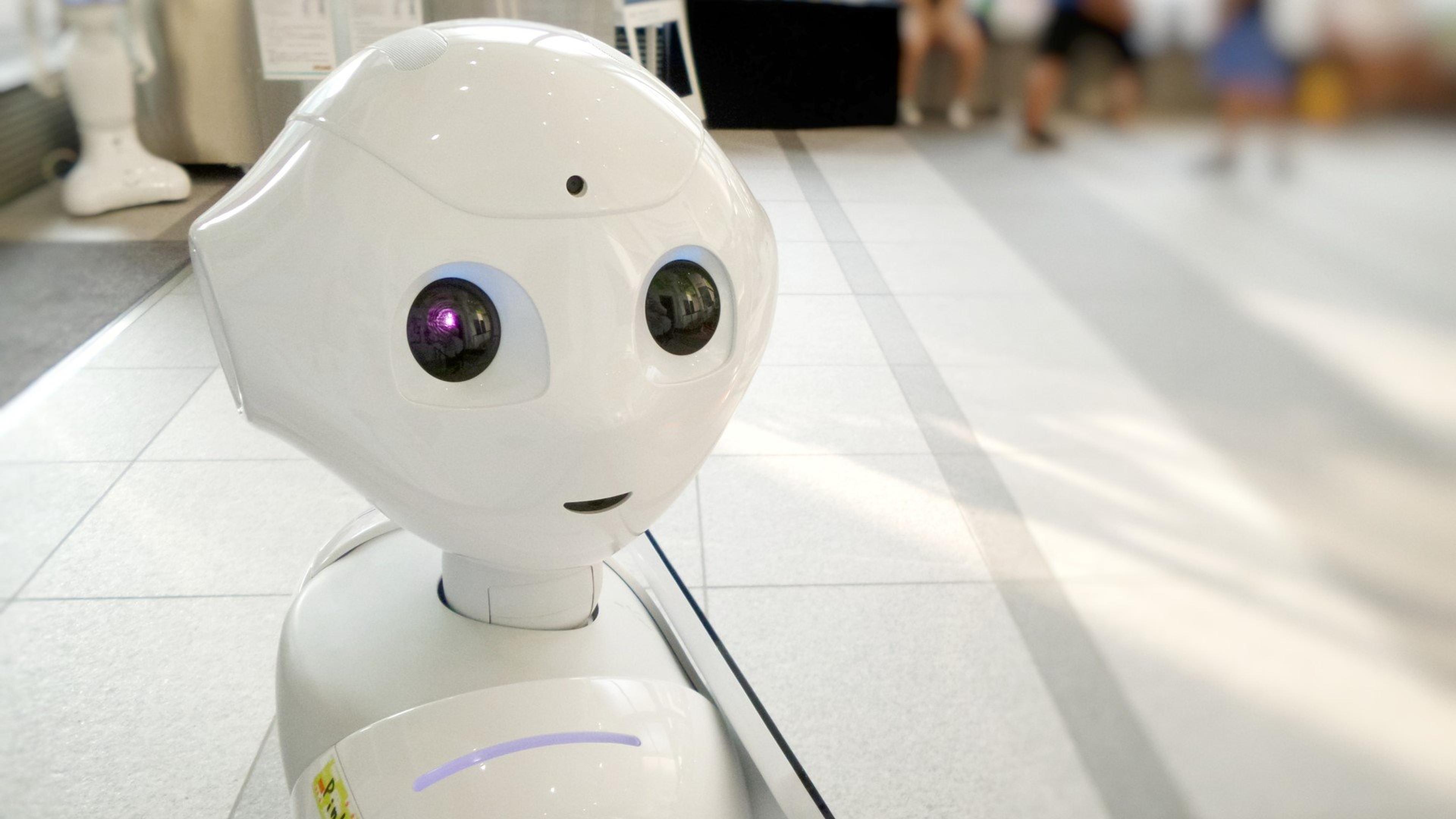 Hvit menneskelignende robot med store øyne