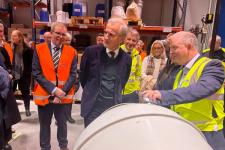 Håkon Haugli og Jonas Gahr Støre på besøk hos Mapei