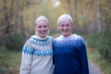 To kvinner ute i naturen smiler mot kamera