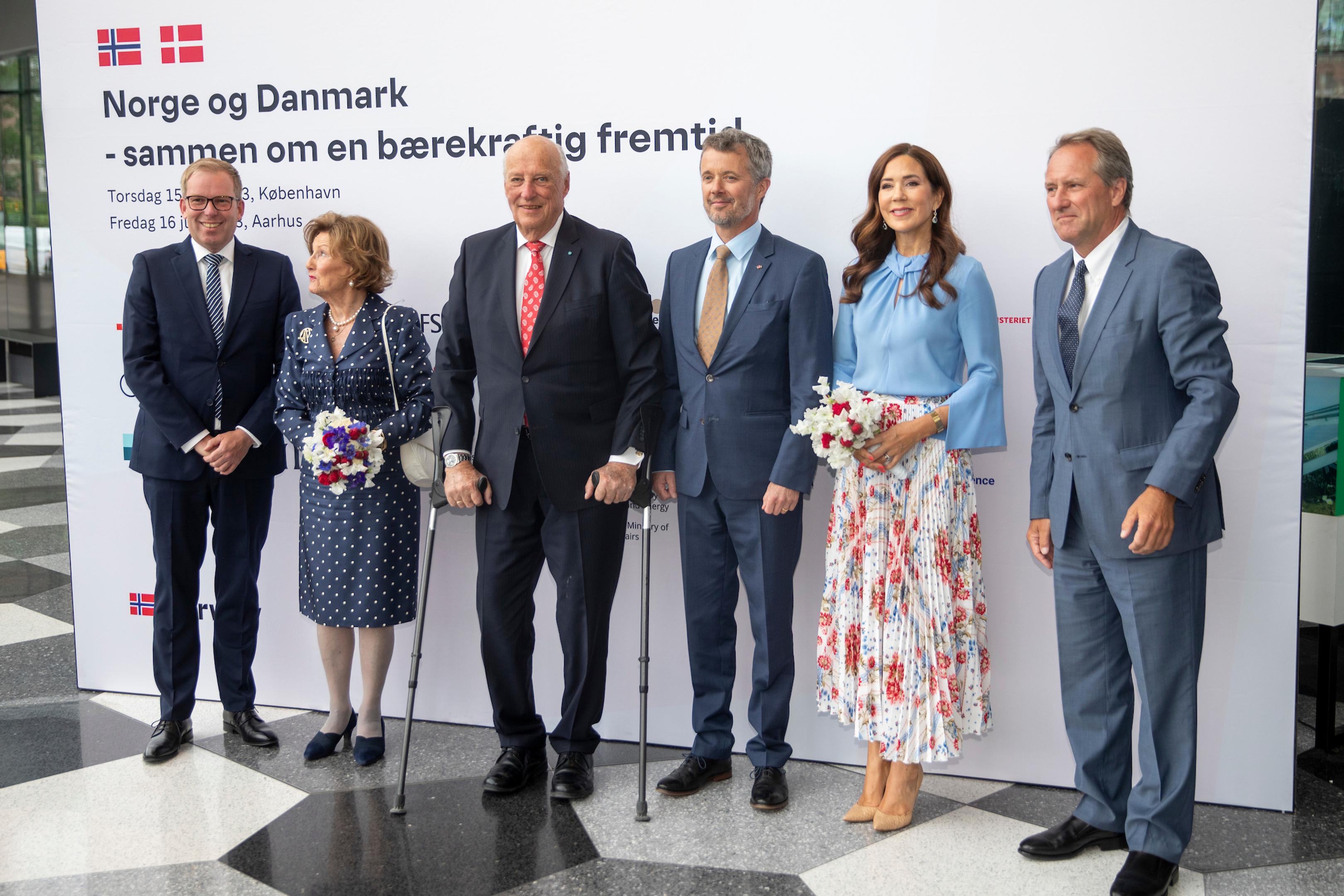 Fra venstre: Håkon Haugli (administrerende direktør i Innovasjon Norge), Dronning Sonja, Kong Harald, Kronprins Frederik, Kronprinsesse Mary og Lars Sandahl Sørensen (CEO Dansk Industri).