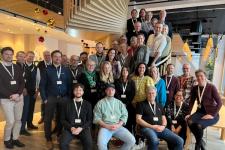 Ansatte i en bedrift står tett sammen