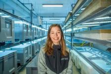 Ung kvinne med Seaweed Solutions-genser inne på et lager