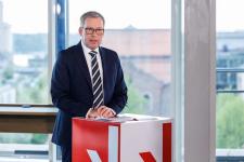 Håkon Haugli snakker til forsamlingen