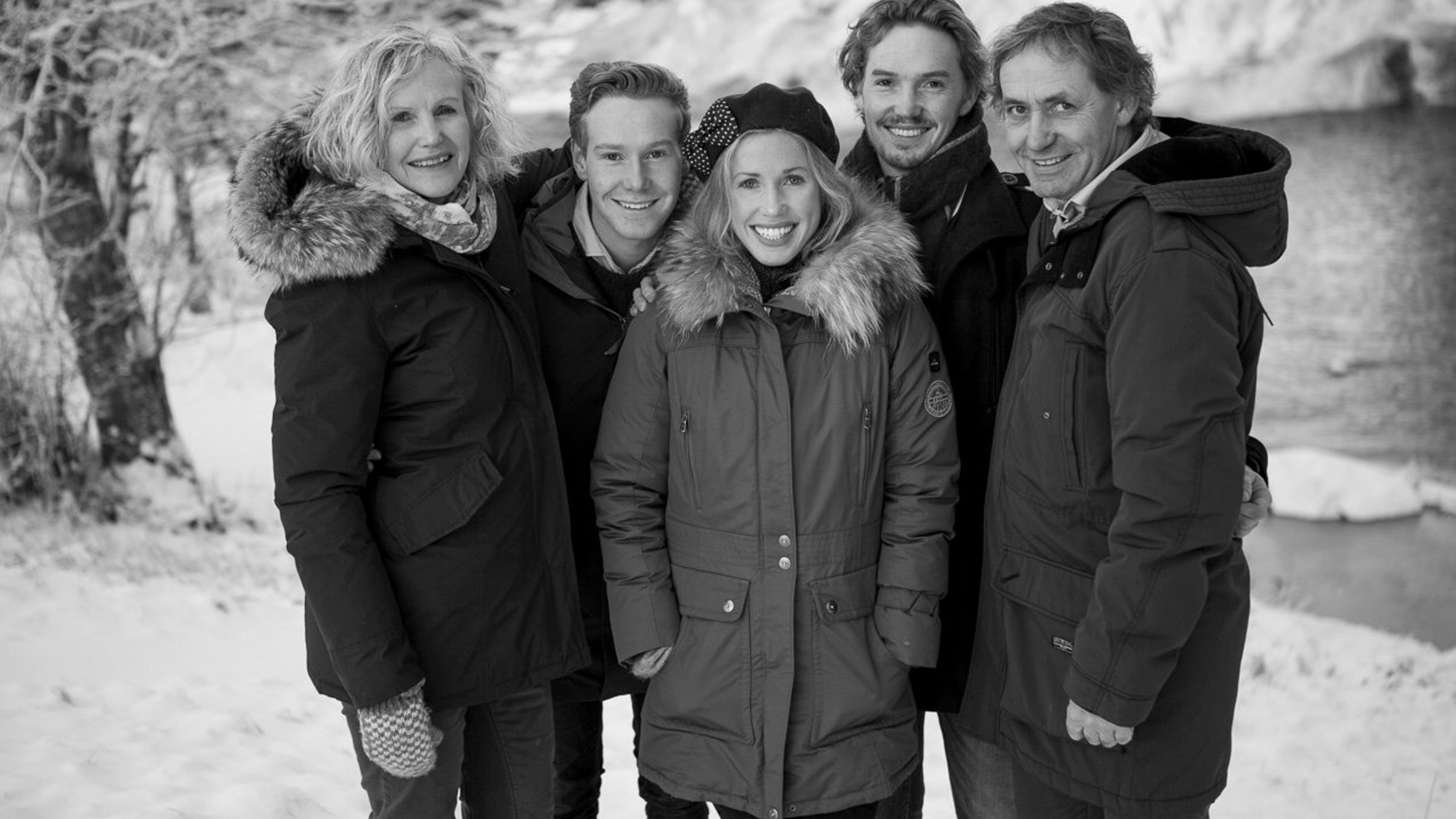 Smilende ansatte som står ute i vintertøy fra Kringler Gjestegård
