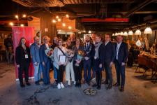 En gruppe mennesker med diplom og blomster