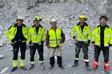 Fem ansatte i Hypex Bio i arbeidsuniform