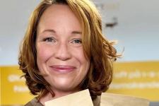 En kvinne viser frem to poser buljongprodukter