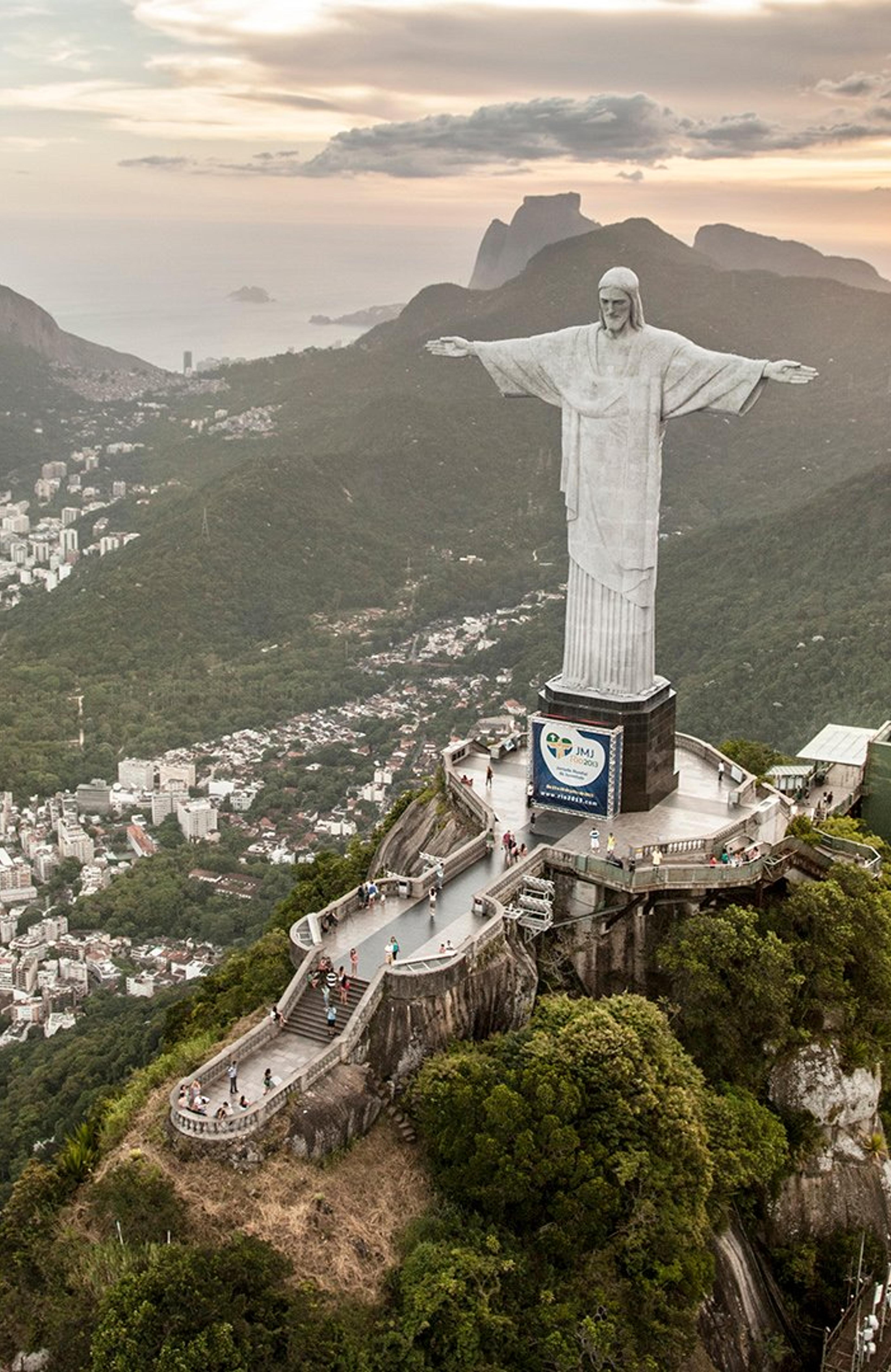 Kristusstatuen i Rio de Janiero i Brasil, sett i solnedgang