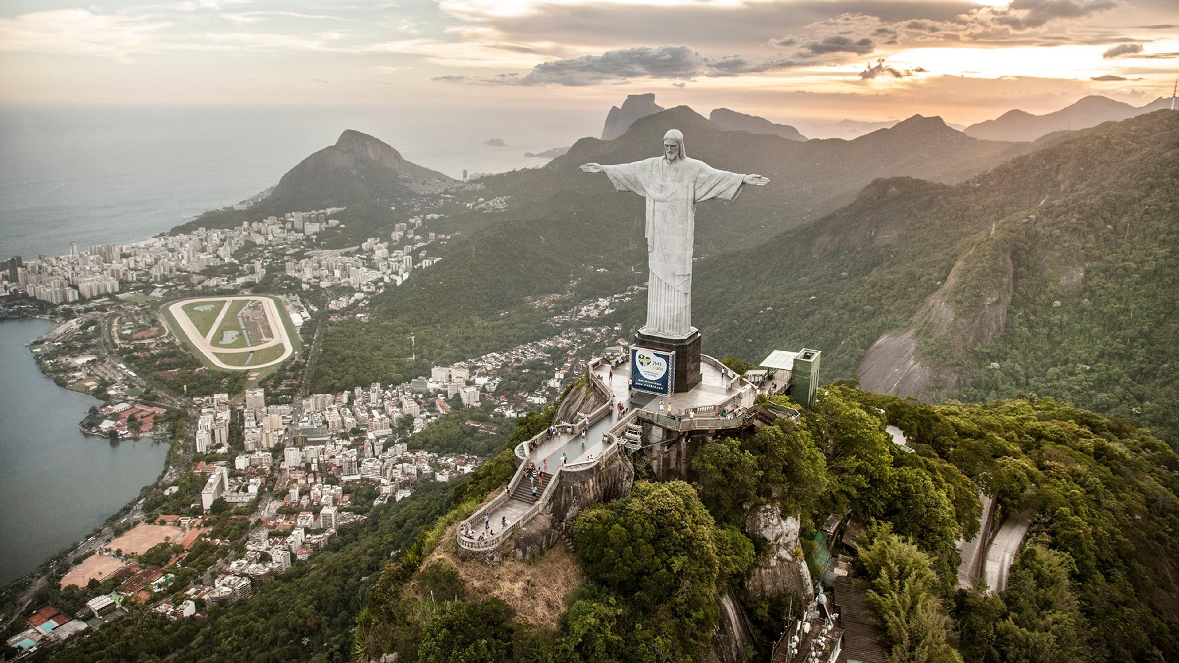 Kristusstatuen i Rio de Janiero i Brasil, sett i solnedgang