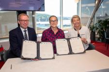 Fra undertegningen. Til venstre Innovasjon Norges administrerende direktør Håkon Haugli, i midten sjefen for EIF, Marjut Falkstedt og til høyre Kjerstin Braathen, konsernsjef i DNB.