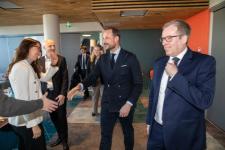 Håkon Haugli og Kronprins Haakon smiler mens de hilser på gründere