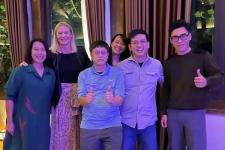 De seks ansatte ved Vietnam kontoret poserer innendørs foran kameraet