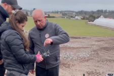 Personer som står ute og ser på droneutstyr