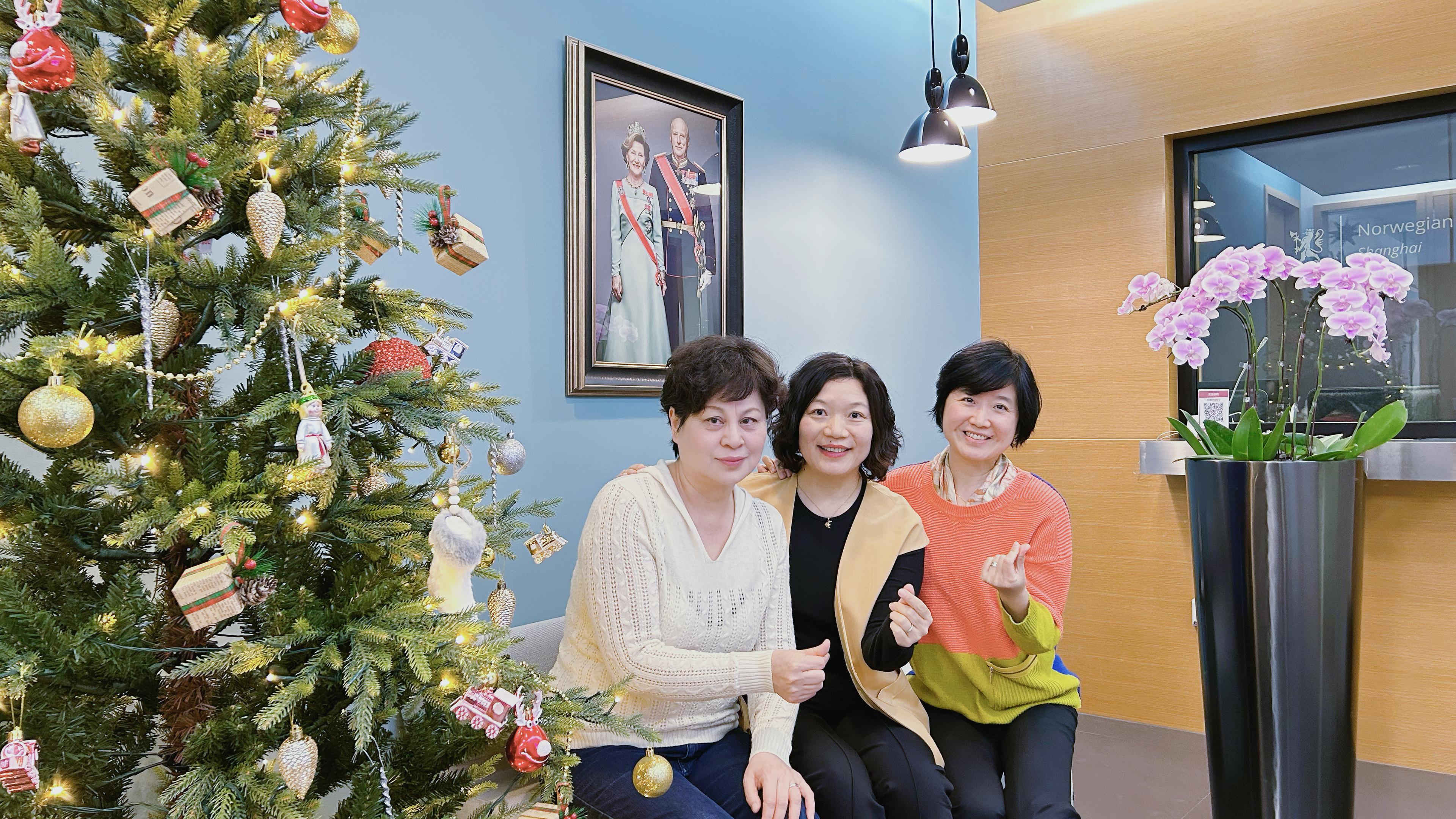 Tre ansatte ved INs kontor i Shanghai