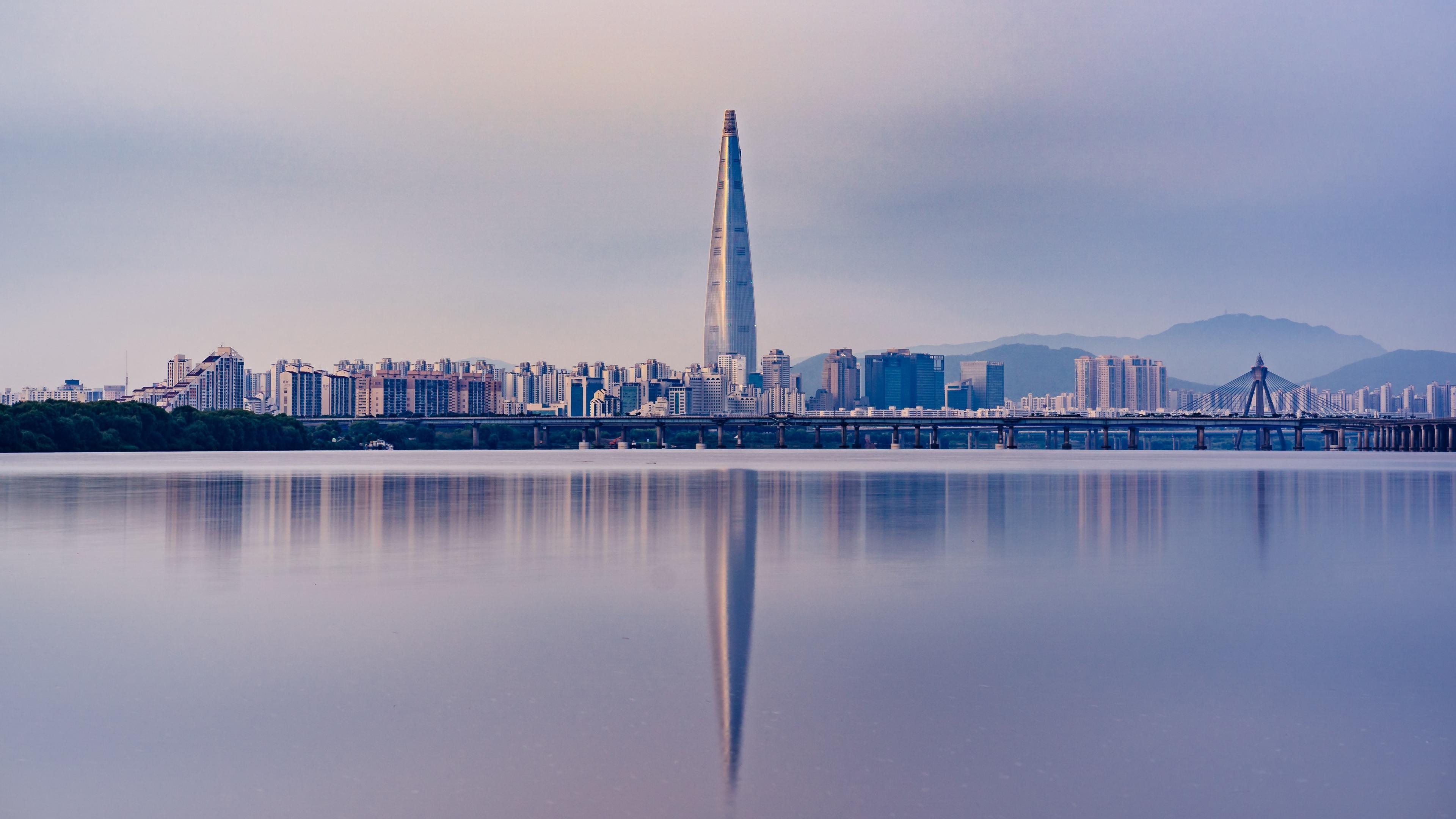 Sør-Koreansk by sett fra havet hvor man midt i bildet ser et langt spisst bygg