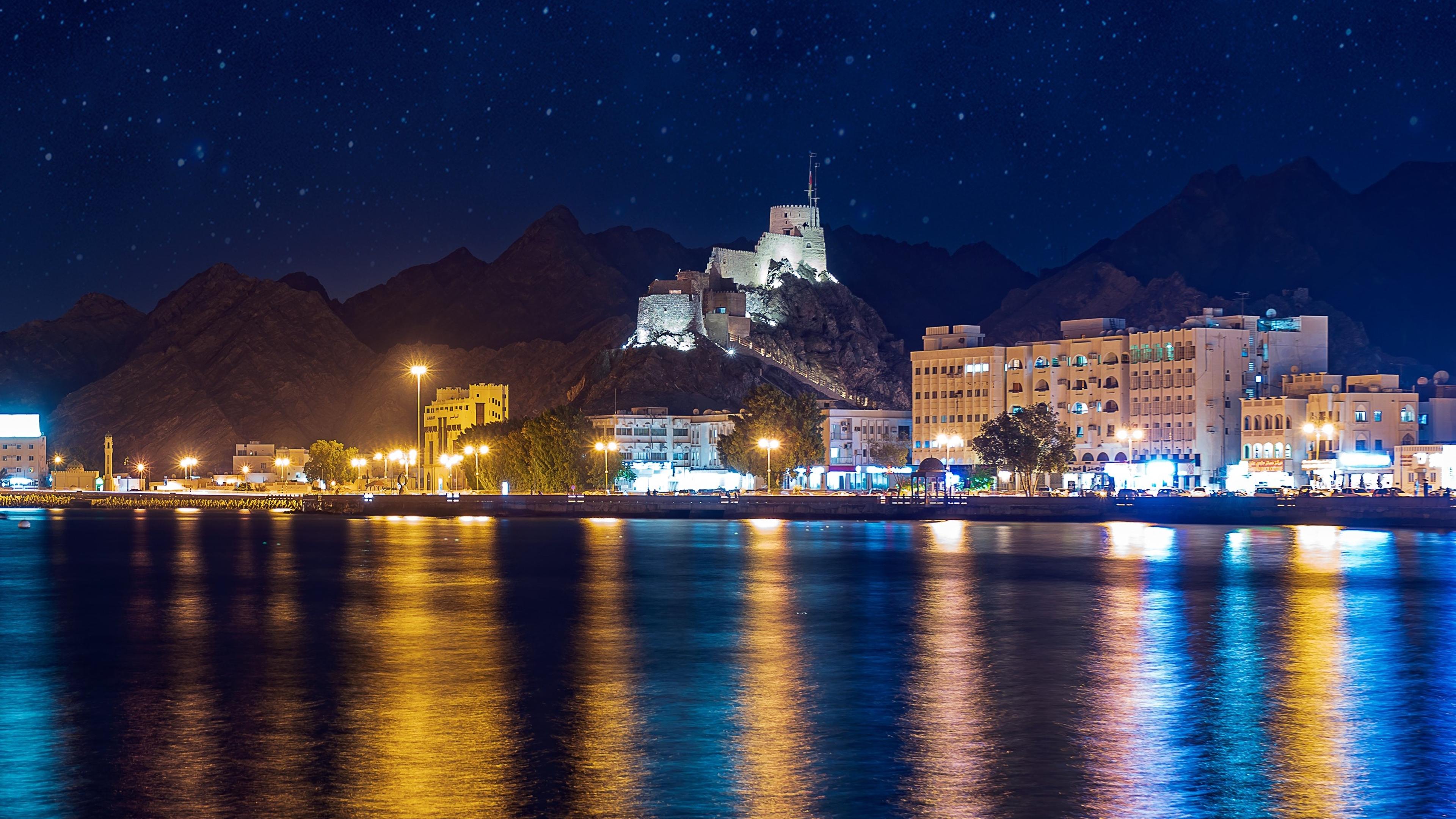 Bybilde av Muskat i Oman på kveldstid under stjernehimmel