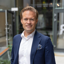 Portrettbilde av mann i dress