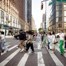 Deltakerne på Global Growth går mellom høye bygninger i New York