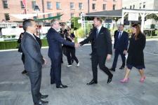 Kronprinsen håndhilser på Håkon Haugli utenfor seminarlokalet