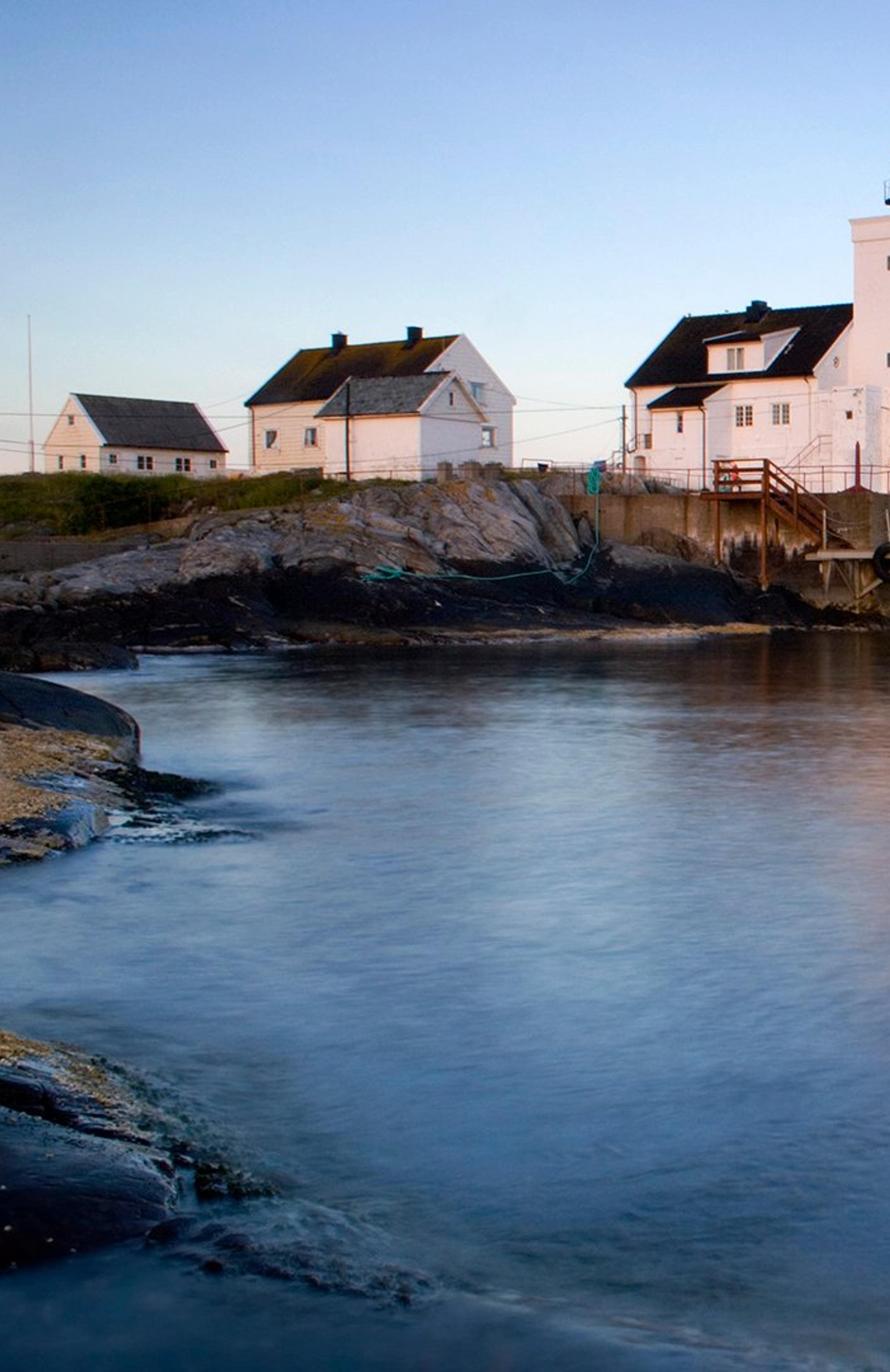 Fyrtårn ved stille sjø