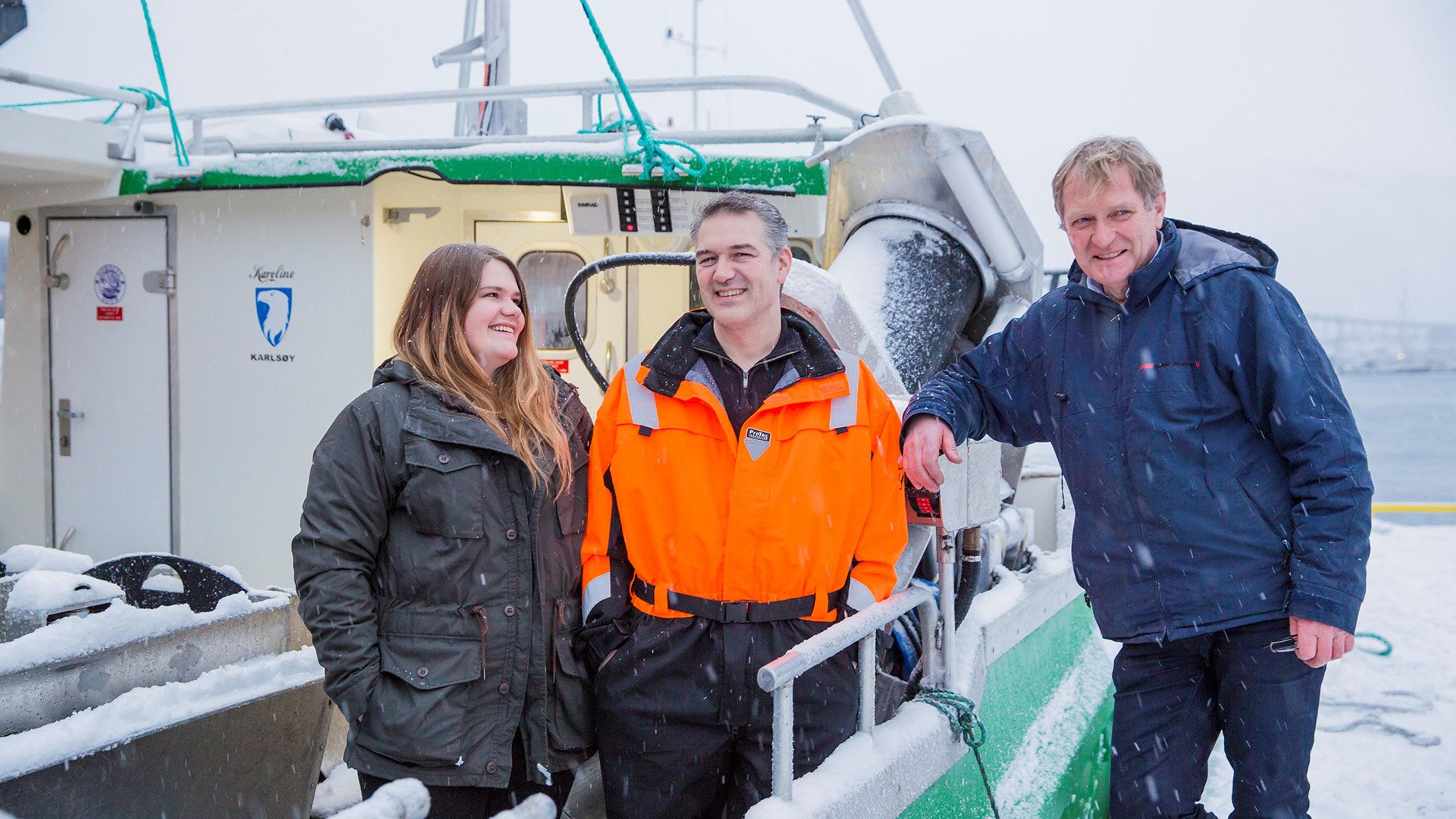Karoline og Bent Gabrielsen sammen med Erik Ianssen fra Selfa Arctic etter overleveringen av «Karoline» - verdens første batteridrevne sjark.