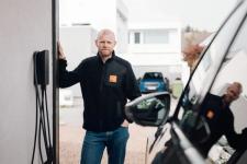 Fredrik Lima lener seg mot en vegg hvor en lader er påmontert