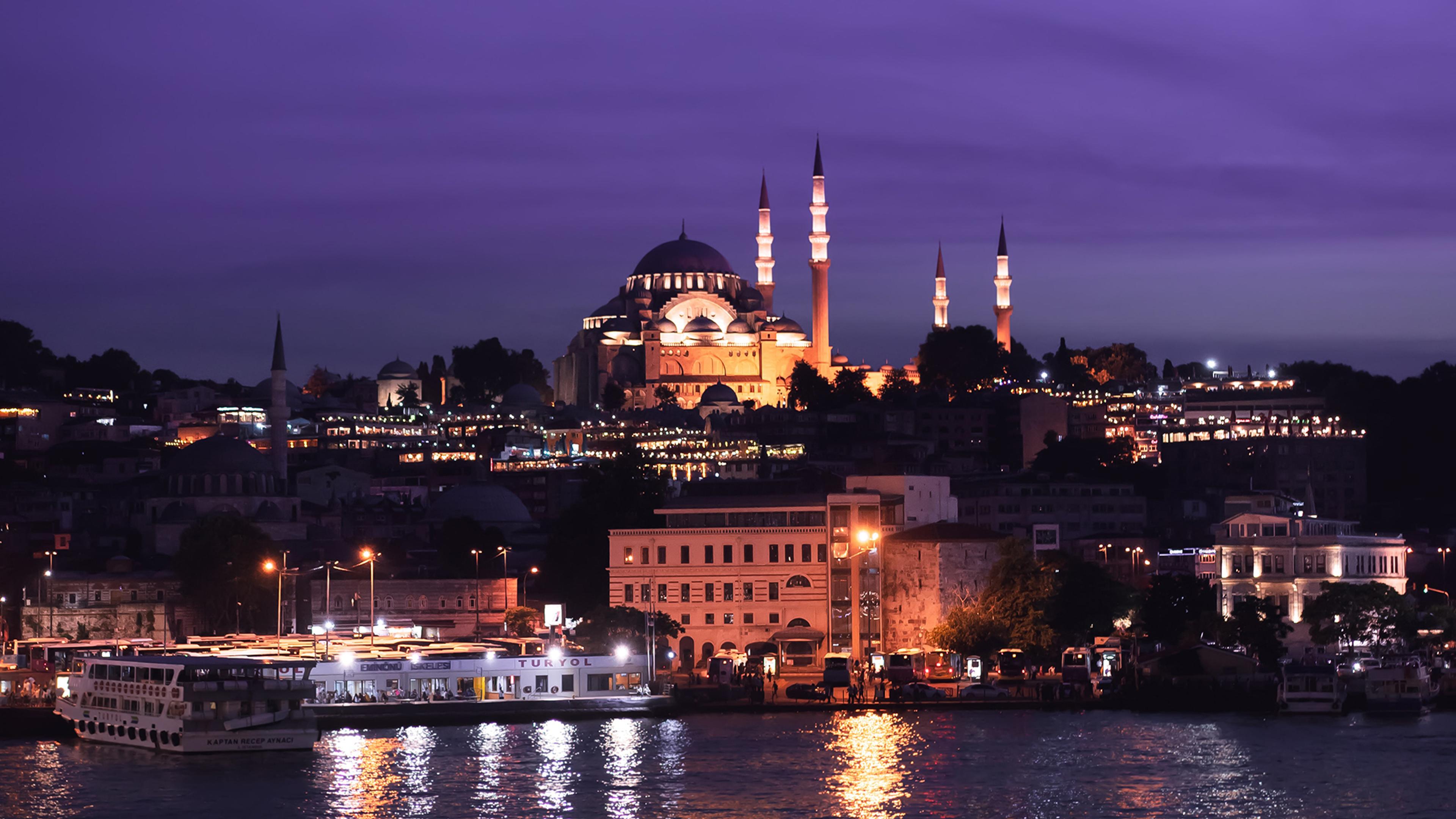 Tyrkisk gammel by i kveldslys