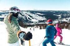Familie kjører på ski i Kvitfjell