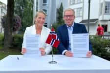 Administrerende direktør i Patentstyret, Kathrine Myhre, og administrerende direktør i Innovasjon Norge, Håkon Haugli viser frem samarbeidsavtalen de har underskrevet.