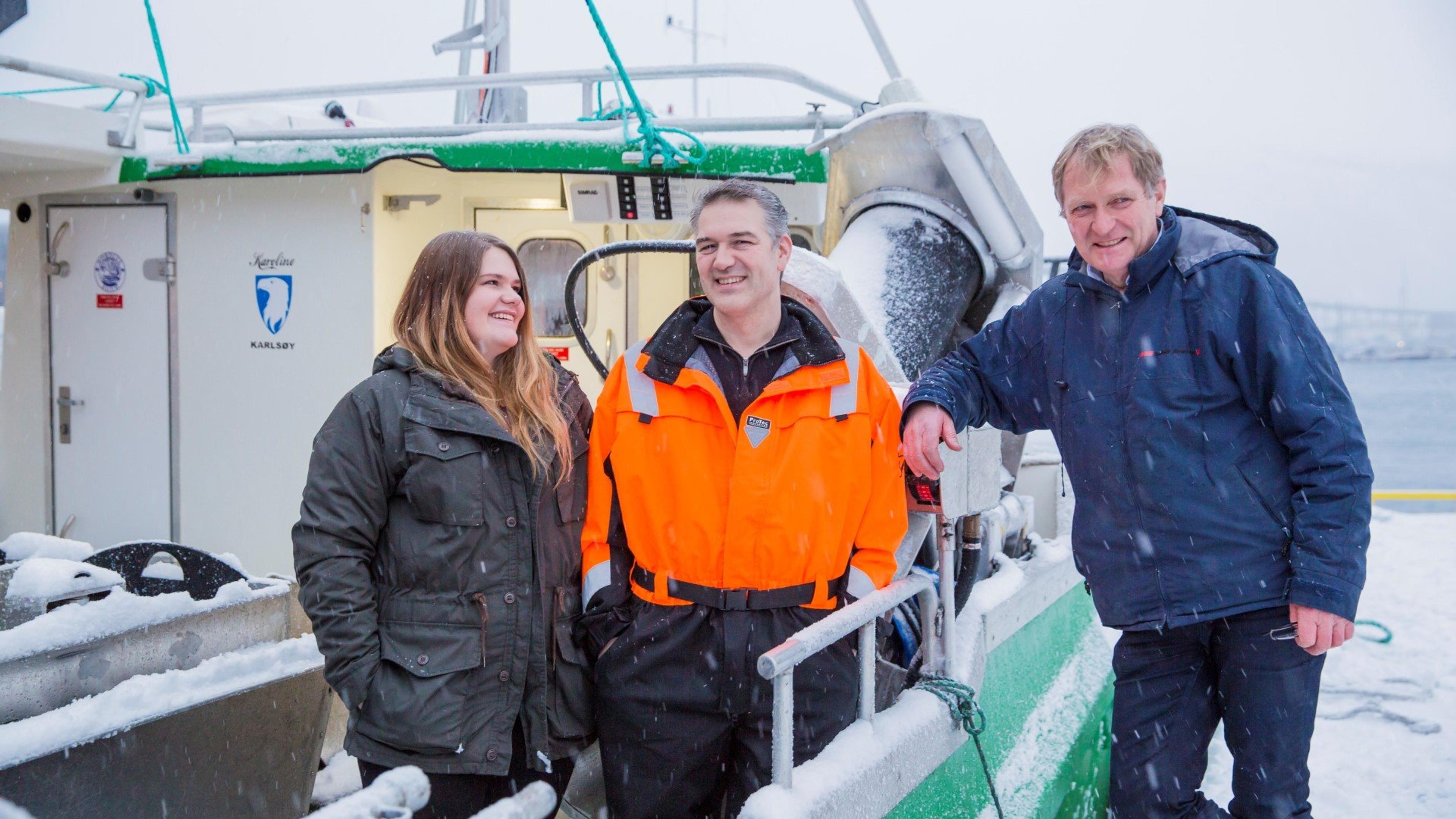 Karoline og Bent Gabrielsen sammen med Erik Ianssen fra Selfa Arctic etter overleveringen av «Karoline» - verdens første batteridrevne sjark.