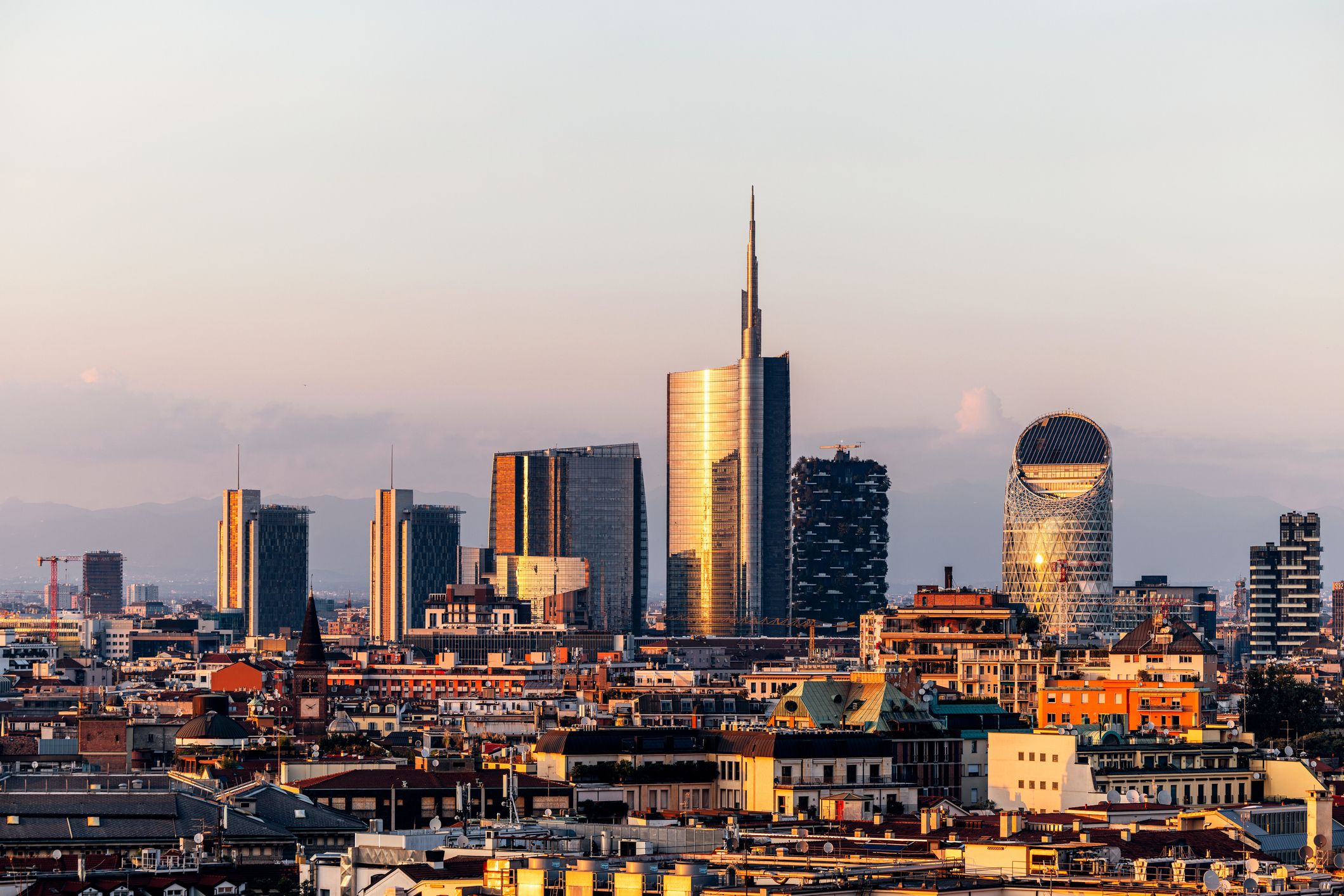Høye bygninger i horisonten i Milano