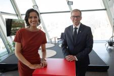 Desta Marie Beeder er programleder. Her sammen med Håkon Haugli på Innovasjonstalen 2021.