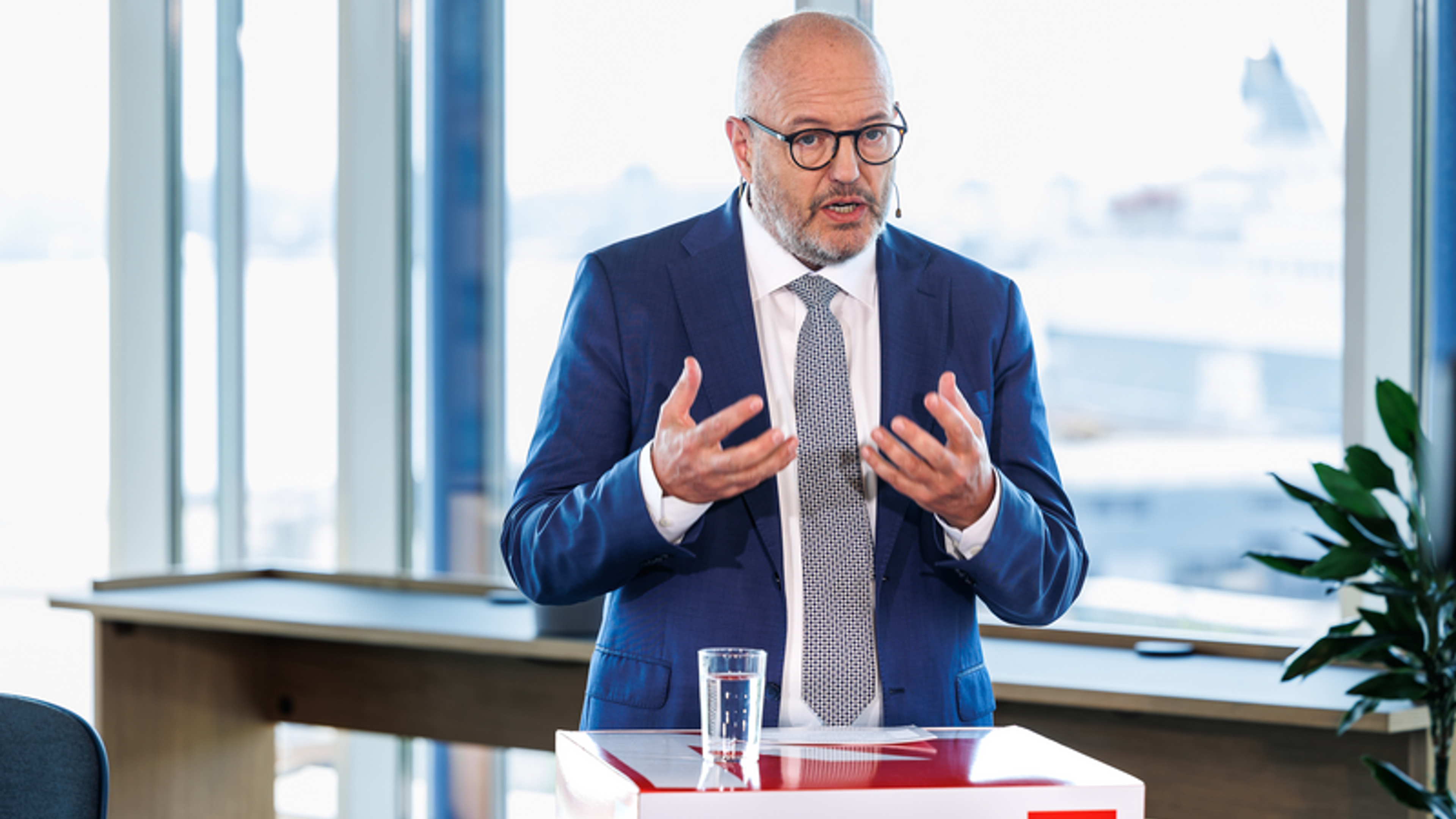 Gunnar Bovim, styreleder i Innovasjon Norge, står ved en talestol