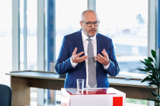 Gunnar Bovim, styreleder i Innovasjon Norge, står ved en talestol