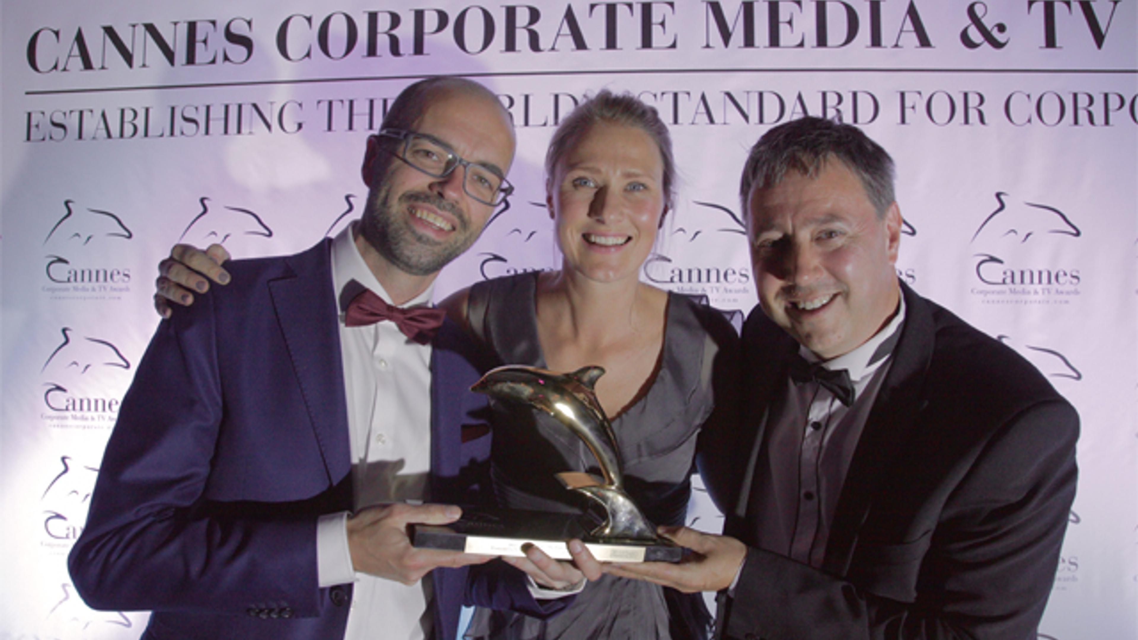 Representanter fra News on Request og Innovasjon Norge hentet den gjeveste prisen under Cannes Coporate Media & TV Awards.
