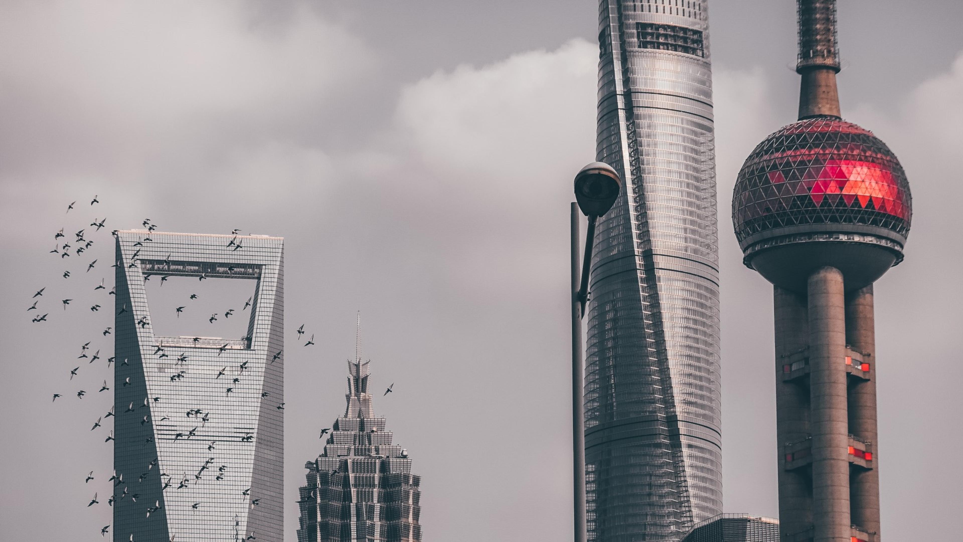 Nærbilde av skyskrapere i kinesisk by