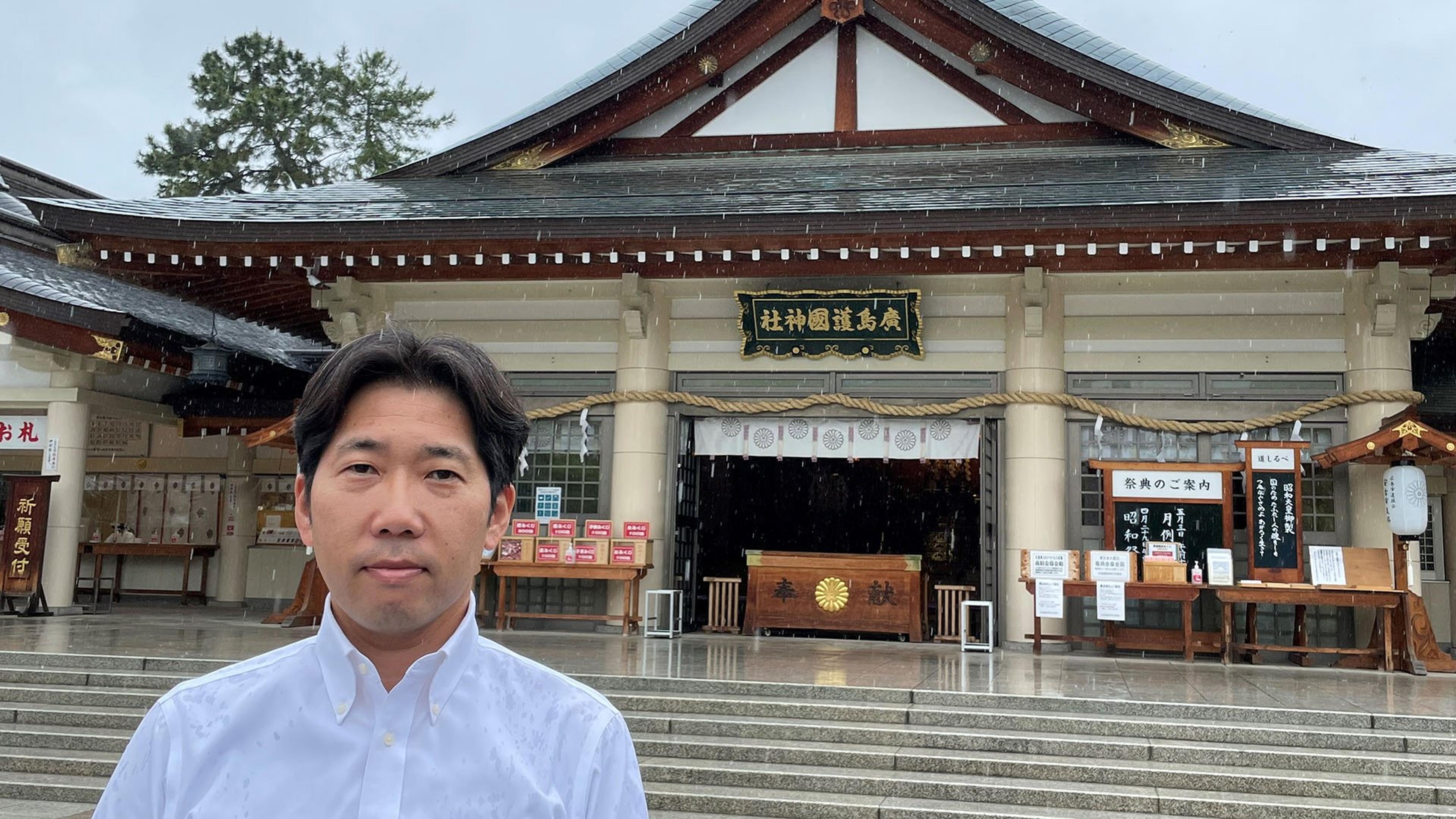 Mann foran japansk tempel