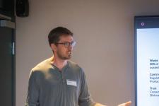 Per Magne Helseth snakker foran en overhead