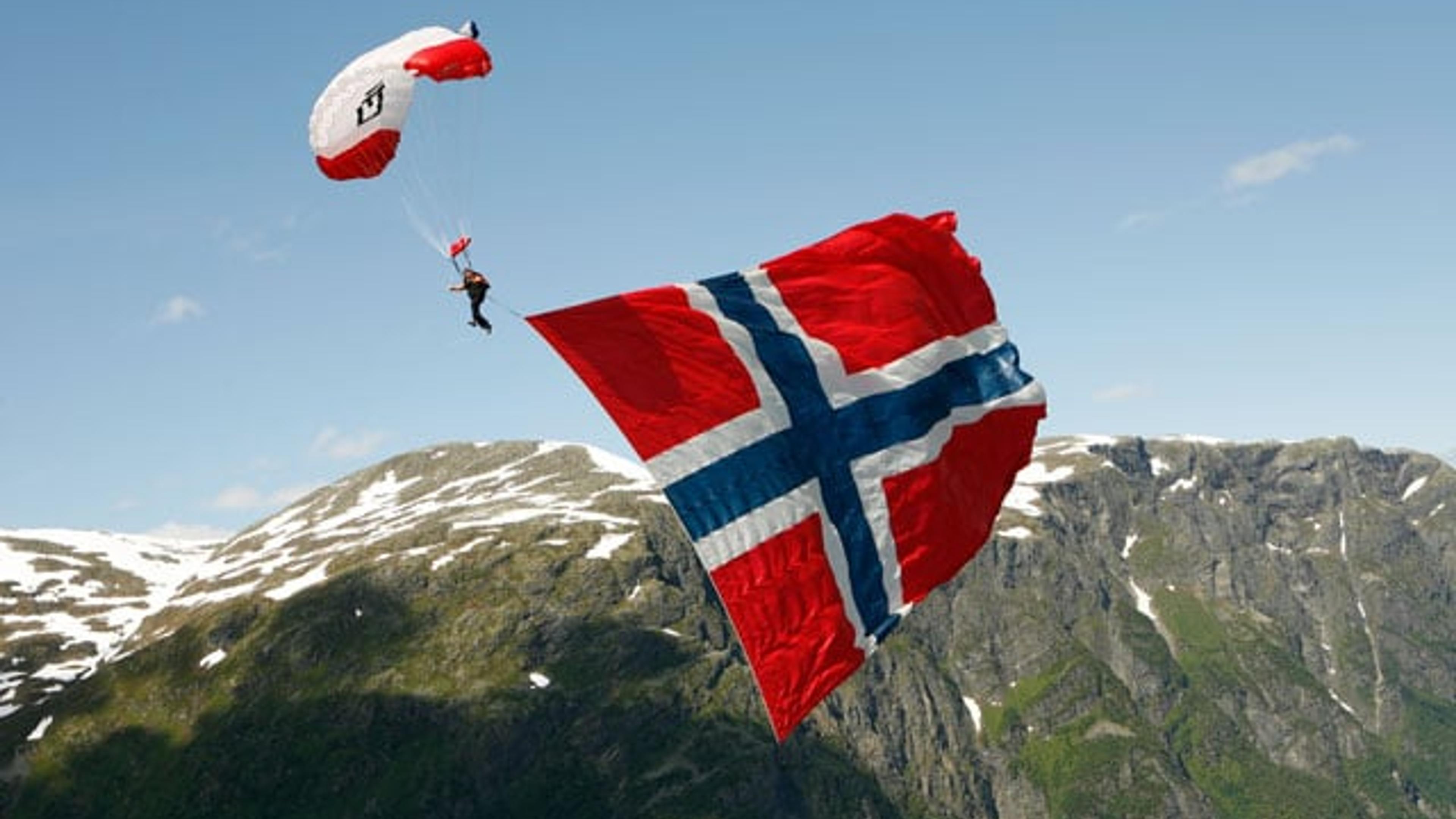 Norsk flagg som vaier i vinden