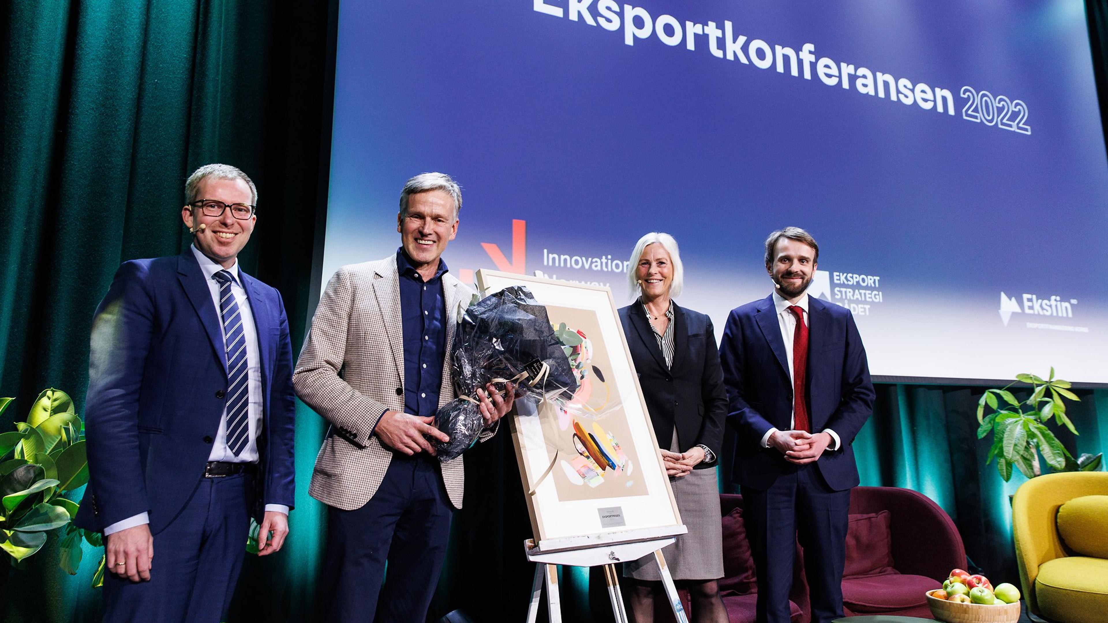 Møbelbedriften Ekornes mottar Eksportprisen 2021 på scenen under Eksportkonferansen.